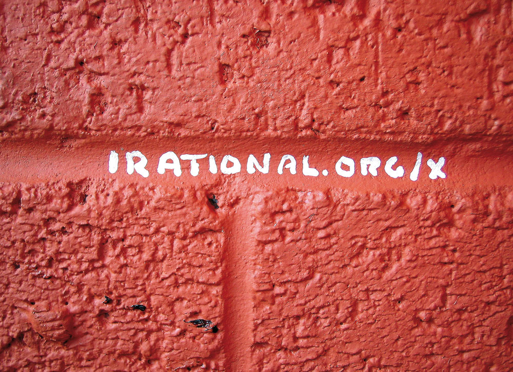 Von der Straße ins Netz und wieder zurück. Seit über zehn Jahren in Betrieb: irational.org/x/ von Heath Bunting, Foto: Heath Bunting