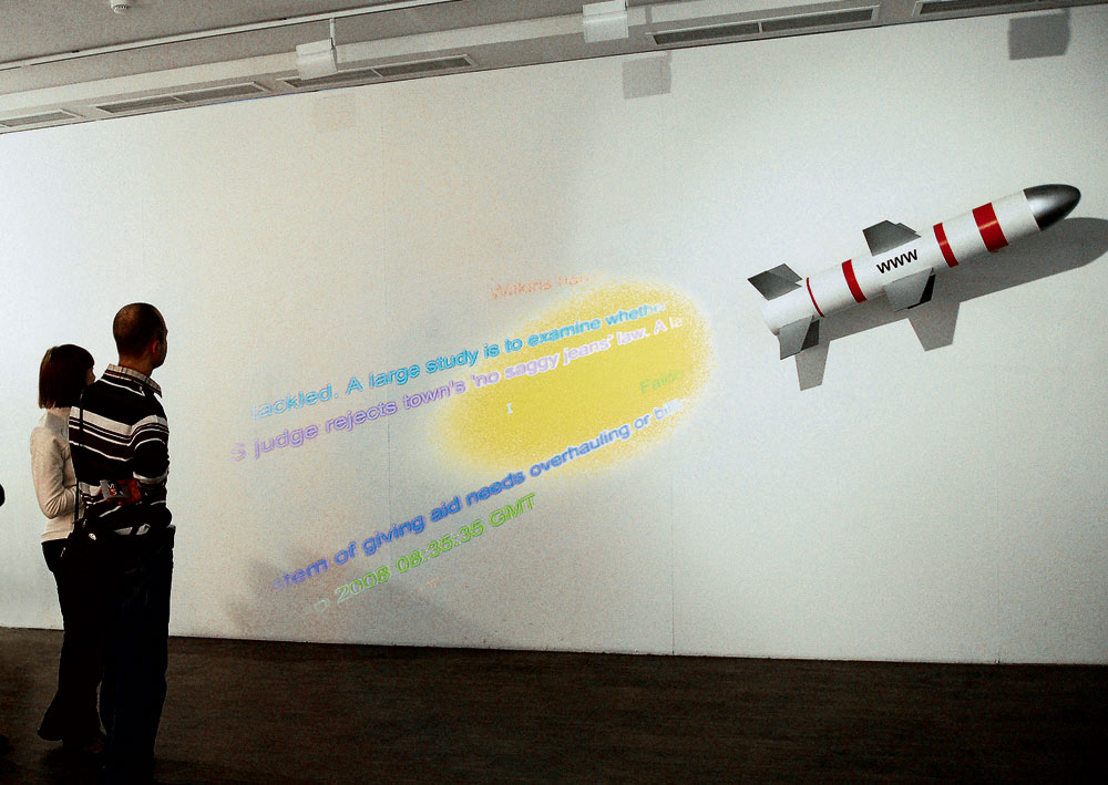 Eine Propagandamaschine für den Galerieraum. Neuere Arbeit des Künstlers Alexei Shulgin (zusammen mit Aristarkh Chernyshev): Info Bomb, 2008, Foto: ENTER | 4th international art/science/technology festival
